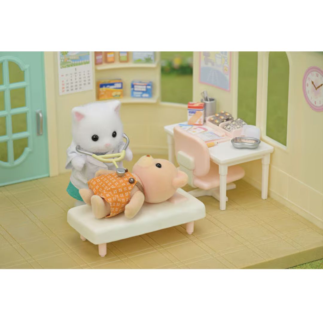 05729 Sylvanian Families - Il Dottore di campagna - medico e clinica Gift Set